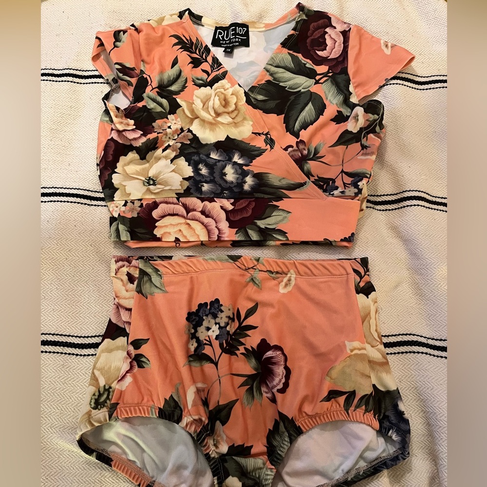 Obsessed with this cap sleeve bikini from rue 107
